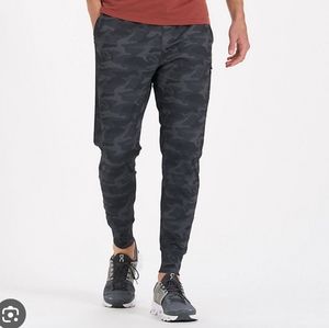Vuori Sunday Performance gray camo joggers size M